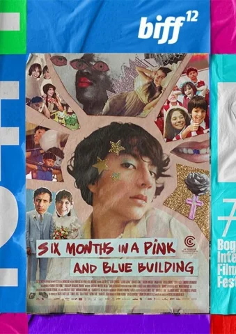 Cartel de 6 Meses en el edificio rosa con azul